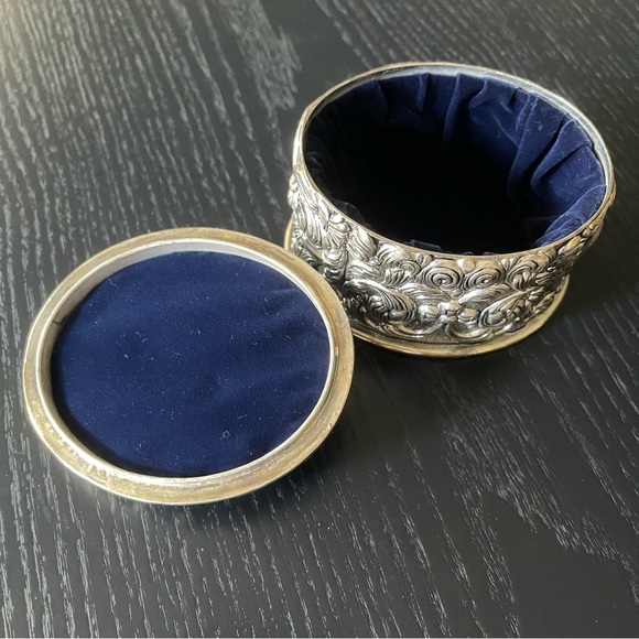 Vintage 4” Silver Lidded Trinket Jewelry Box Scroll Pattern - Picture 4 of 9